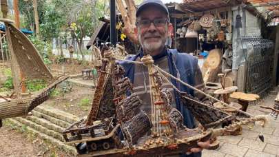 Ormandan topladığı çürük ağaçlar ile ortaya sanat çıkardı