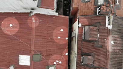 Gökdelenden aşağı atılan çöpler mahalleliyi bezdirdi!