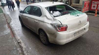 Çatıdan buz kütlesi otomobilin üzerine düştü, o anlar kameraya yansıdı