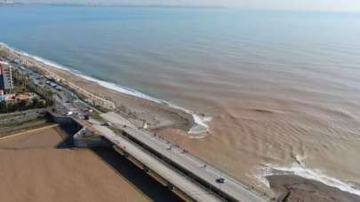 Dünyaca ünlü sahildeki çamur kirliliği havadan görüntülendi