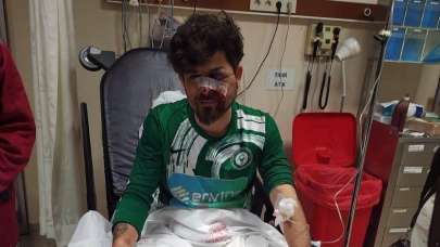 Kırmızı kart görünce rakibini hastanelik etti