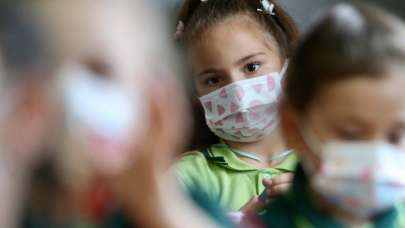 İngiltere’de Omicron nedeniyle okullarda maske zorunluluğu
