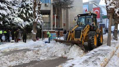 Kar yağışı etkili oldu, yollar kapandı! Bu illerde okullar tatil edildi