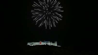 Van Gölü'nün eşsiz manzarasına sahip Urartu kalesi ışıklandırıldı