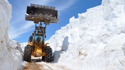 Hakkari’de kardan tünellerle mücadele sürüyor