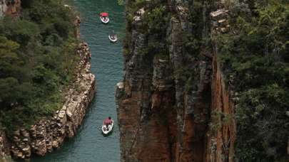 O ülkede facia! Teknelerin üzerine kaya düştü, ölüler var