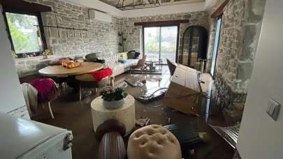 Bodrum'da sağanağın ardından evleri su bastı, kara yolu ulaşıma kapandı