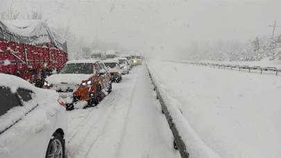 Anadolu Otoyolu'nun Bolu kesiminde Ankara yönüne ulaşım sağlanamıyor