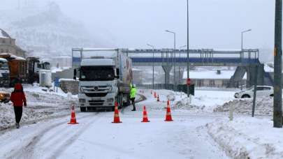 Kar yağışı ulaşımı olumsuz etkiliyor