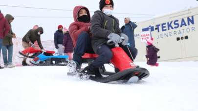 "Kepçeci abi küremesen olmaz mı" sözleriyle gündem olan çocuklar kayak merkezinde