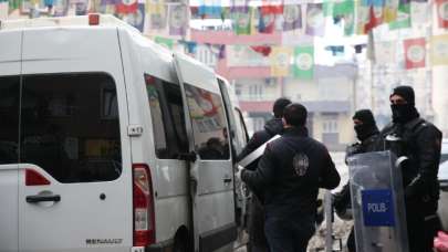 Terör soruşturması kapsamında gözaltına alınan DBP'li Seval Gülmez tutuklandı