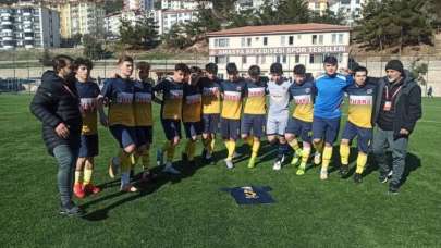 Tren kazasında ayağı kesilen Eren'e takım arkadaşlarından anlamlı destek