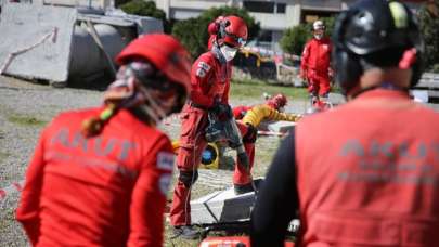 Afetlerde hayat kurtaran AKUT'un gönüllü kadınları eğitimde