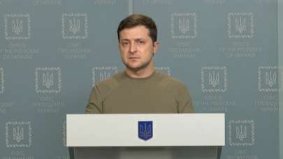 Zelenskiy, Ukrayna'ya saldıran Rus askerlere seslendi: Silahlarınızı bırakın ve gidin
