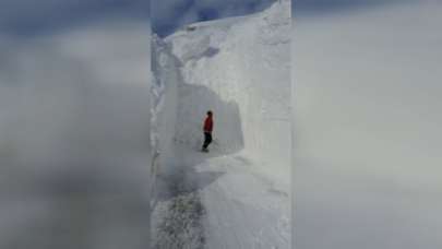 Van-Bahçesaray kara yoluna çığ düştü