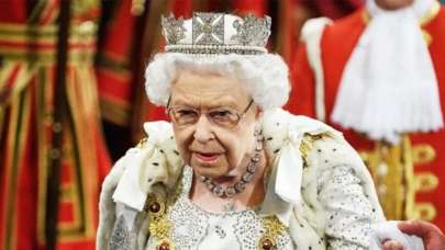 Kraliçe saraya veda etti