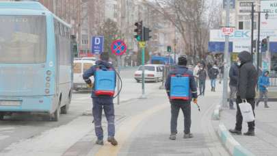 Kaldırımlarda buzlanmaya karşı solüsyon uygulandı