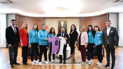 Kadın Futbol Takımından Başkan Uludağ'a ziyaret