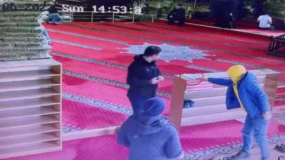 İznik'teki Ayasofya Camii'nden kimseye fark ettirmeden aldılar! Bütün Türkiye onları konuşuyor