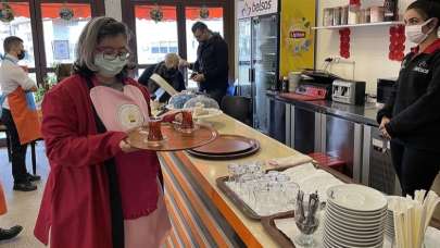 Down sendromlu kafe çalışanları her ay annelerini sevindiriyor