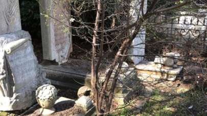 Ünlü yazar Recaizade Mahmud Ekrem'in mezarı harabeye döndü