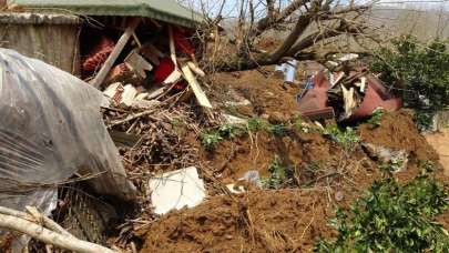 Ordu'da heyelan! 3 ev yıkıldı, toprak hareketliliği sürüyor