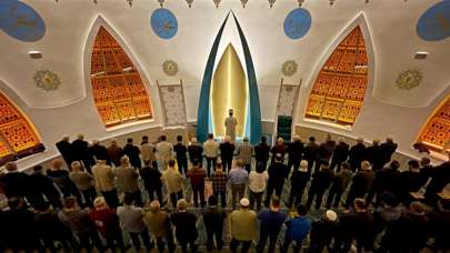 Tüm yurtta ilk teravih namazı kılındı