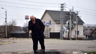 Babasının cesedini yol kenarında buldu