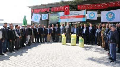 Büyükşehir Gördesli üreticilere gübrelerini teslim etti