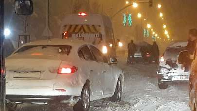 Nisan ayında yağan kar, vatandaşa zor anlar yaşattı!