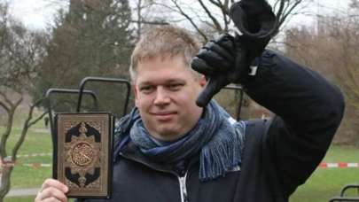 İsveç'te çirkin provokasyon! Polis koruması altında Kuran-ı Kerim yaktı