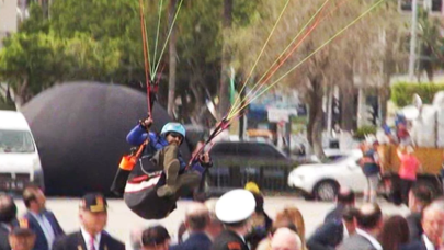 Kontrolünü kaybeden yamaç paraşütçüsü protokolün üzerine indi