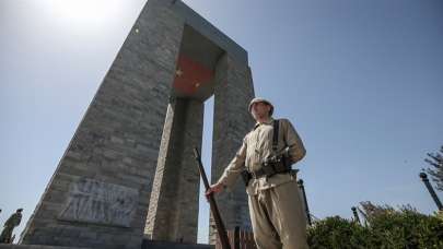 Şehitler Abidesi'nde Çanakkale Kara Savaşları'nın 107. yılı töreni düzenlendi