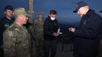 Bakan Akar, Irak sınırında Mehmetçikle iftar yaptı