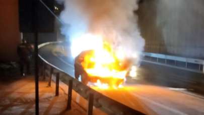 Küçükçekmece'de içerisinde bebeklerin bulunduğu otomobil alev alev yandı