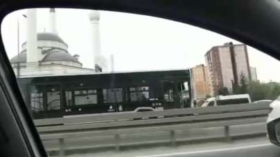 Metrobüs yolunda akıl almaz kaza: Sürücüsüz metrobüs dehşet saçtı