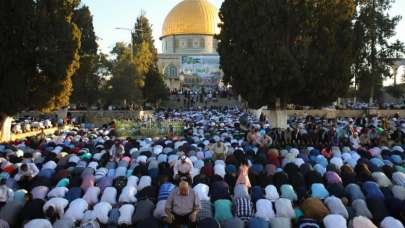 Mescid-i Aksa'da 200 bin kişi bayram namazını kıldı