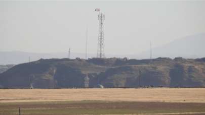 Terör örgütü YPG/PKK, Tel Rıfat'ta kendini rejim bayrağıyla kamufle etmeye çalışıyor