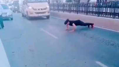 İstanbul'da trafiği durdurdu, şınav çekti