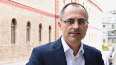 Yunan asıllı profesör ülkesini topa tuttu