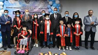 Vali Yerlikaya, Hastane Sınıfı’nın mezuniyet ve karne sevincine ortak oldu