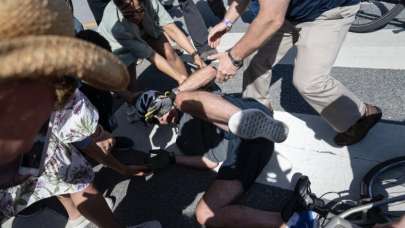 Joe Biden, bisikletten düştü