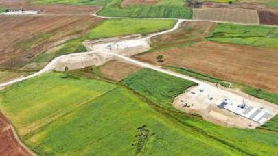 Kapatılan kuyudan petrol fışkırdı! Halk sevince boğuldu