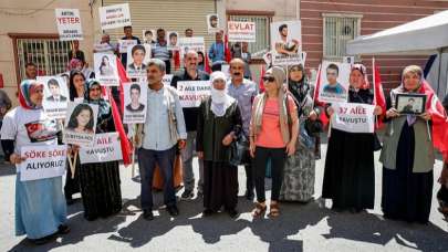 Evlatlarına kavuşan aileler sevincini HDP il binası önünde oturma eylemi yapan ailelerle paylaştı