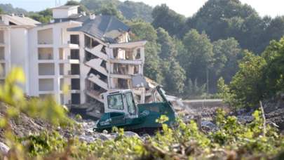 Düzce'de selden etkilenen dere yatakları ve köy yollarında çalışmalar sürüyor