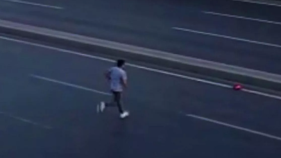 Yola düşen bayrağı gören genç canını tehlikeye attı