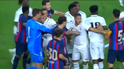 Barcelona-Real Madrid maçında saha karıştı!