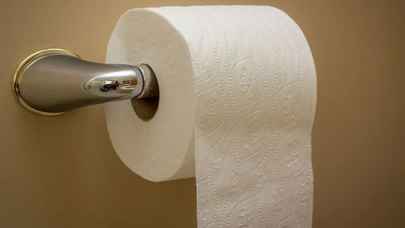 Tuvalet temizleyicisini tuvalet kağıdı sanıp kullandı! Sonrası felaket...