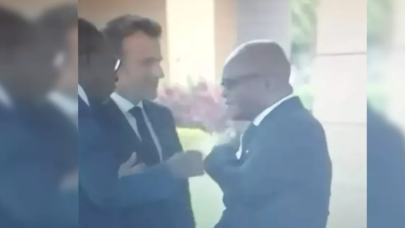 Macron'un dokunduğu omuzunu temizledi! Sosyal medya sallandı