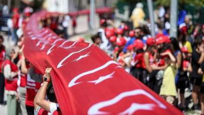 Büyük Zafer'in kazanıldığı topraklarda 3 bin 743 metrelik Türk bayrağı açıldı